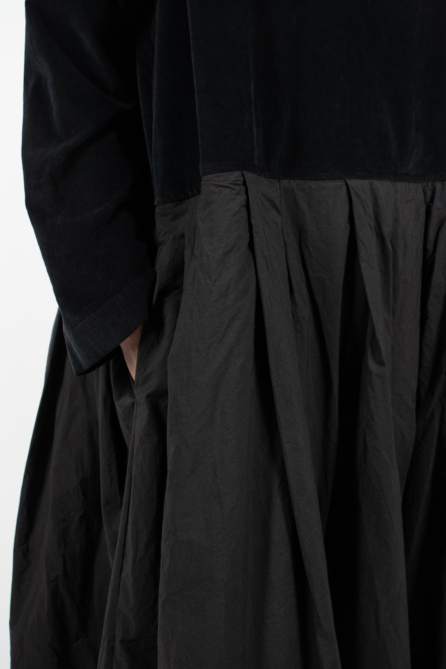 31236 Boatneck Pleated Dress V TC Black